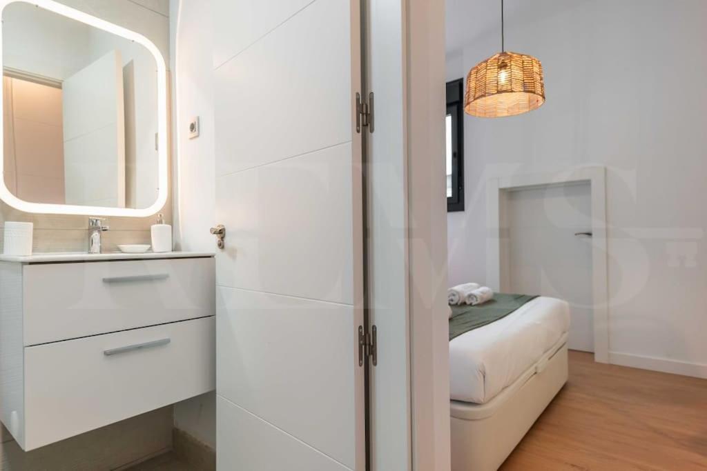 Fresh & Stylish Apartment With Parking By Rems 말라가 외부 사진